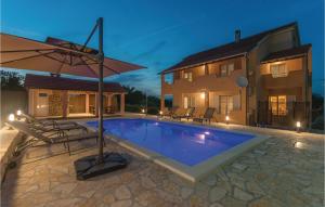 Bazén v ubytování 5 Bedroom Cozy Home In Biograd Na Moru nebo v jeho okolí