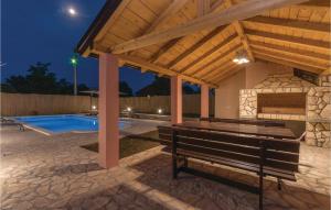 Bazén v ubytování 5 Bedroom Cozy Home In Biograd Na Moru nebo v jeho okolí