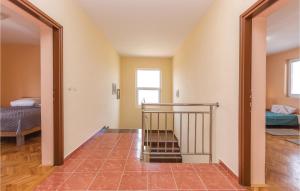 Postel nebo postele na pokoji v ubytování 5 Bedroom Cozy Home In Biograd Na Moru