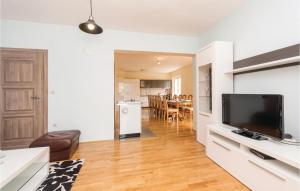 TV a/nebo společenská místnost v ubytování 5 Bedroom Cozy Home In Biograd Na Moru