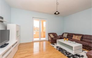 Posezení v ubytování 5 Bedroom Cozy Home In Biograd Na Moru