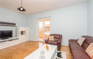 TV a/nebo společenská místnost v ubytování 5 Bedroom Cozy Home In Biograd Na Moru
