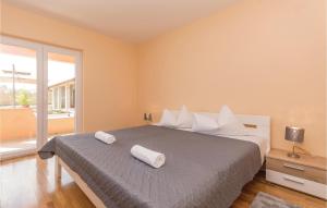 Postel nebo postele na pokoji v ubytování 5 Bedroom Cozy Home In Biograd Na Moru