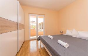 Postel nebo postele na pokoji v ubytování 5 Bedroom Cozy Home In Biograd Na Moru