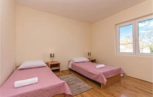 Postel nebo postele na pokoji v ubytování 5 Bedroom Cozy Home In Biograd Na Moru