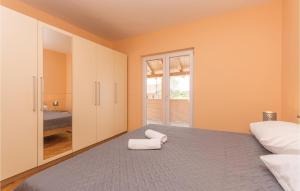 Postel nebo postele na pokoji v ubytování 5 Bedroom Cozy Home In Biograd Na Moru