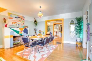 Φωτογραφία από το άλμπουμ του 2 Mi to Golden 1 Center Historic Home with Deck! στο Σακραμέντο