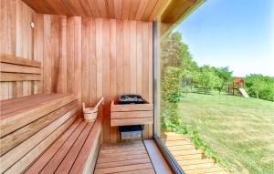 drewniana sauna z widokiem na dziedziniec w obiekcie Beautiful Home In Bedenica With Sauna w mieście Bedenica +37 zdjęć