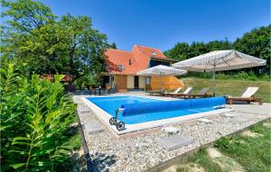 Basen w obiekcie Beautiful Home In Bedenica With Sauna lub w pobliżu