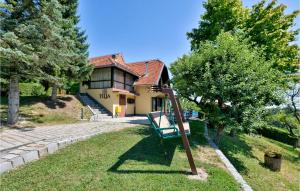 Ogród w obiekcie Beautiful Home In Bedenica With Sauna