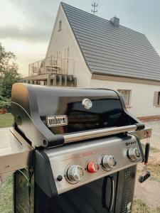 a grill with a toaster on top of it at Tinyhouse mit Pelletofen in Wertheim