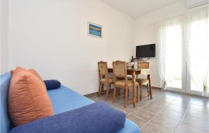 TV a/nebo společenská místnost v ubytování Two-Bedroom Apartment In Podstrana