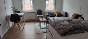 Postel nebo postele na pokoji v ubytování Zentrales, gemütliches WG-Zimmer