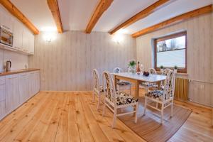 Kuchyňa alebo kuchynka v ubytovaní Apartamenty DobraNocka