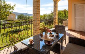 Balkón alebo terasa v ubytovaní 2 Bedroom Nice Apartment In Kornic
