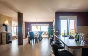 Una cocina y un comedor con mesa y sillas. en Lovely Home In Solin With Sauna, en Solin