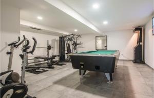un gimnasio con mesa de billar y equipo de ejercicios en Lovely Home In Solin With Sauna, en Solin