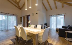 jadalnia z drewnianym stołem i białymi krzesłami w obiekcie Stunning Home In Sisan With Wifi w mieście Šišan