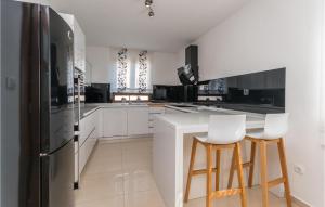 Kuchyňa alebo kuchynka v ubytovaní Cozy Home In Biograd Na Moru With Sauna