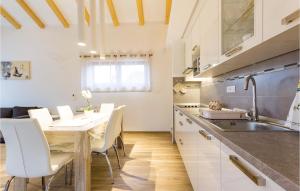 Kuchnia lub aneks kuchenny w obiekcie Stunning Home In Sisan With Wifi