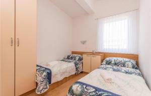 Postel nebo postele na pokoji v ubytování Cozy Apartment In Sveti Filip I Jakov