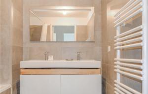 łazienka z białą umywalką i lustrem w obiekcie Gorgeous Apartment In Ajaccio w Ajaccio
