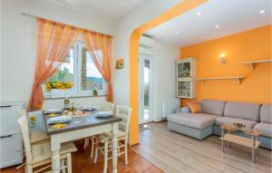 Posedenie v ubytovaní 2 Bedroom Nice Apartment In Kornic