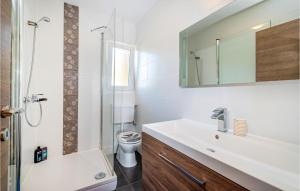 Koupelna v ubytování Beautiful Home In Posedarje With Wifi