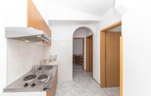 Kuchyň nebo kuchyňský kout v ubytování 2 Bedroom Stunning Apartment In Slatine