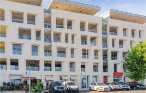 biurowiec z samochodami zaparkowanymi przed budynkiem w obiekcie Gorgeous Apartment In Ajaccio w Ajaccio +9 zdjęć