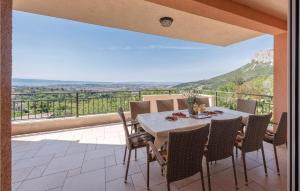Un comedor con mesa y sillas en un balcón. en Lovely Home In Solin With Sauna, en Solin 37 fotos más