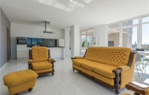 Posezení v ubytování Three-Bedroom Holiday Home In Kozino