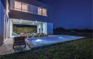 Bazén v ubytování Three-Bedroom Holiday Home In Kozino nebo v jeho okolí