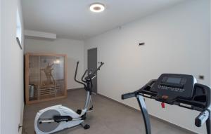 une salle avec une salle de sport avec un tapis roulant dans l'établissement Gorgeous Home In Jesenice With Sauna, à Jesenice