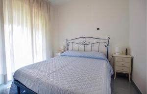 une chambre avec un lit, une commode et une fenêtre dans l'établissement Cozy Apartment In Lido Di Camaiore, à Lido di Camaiore