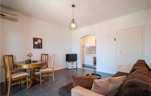 Posezení v ubytování 1 Bedroom Nice Apartment In Sutivan