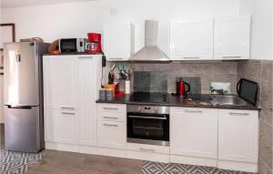 Dapur atau dapur kecil di 1 Bedroom Nice Apartment In Blace