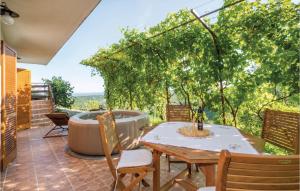 Posedenie v ubytovaní 0-Bedroom Holiday Home In Jastrebarsko