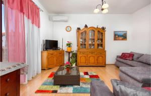 TV a/nebo společenská místnost v ubytování Gorgeous Home In Vodnjan With Wifi
