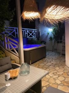 Patio alebo iná vonkajšia časť ubytovania La petite duchesse - jaccuzzi