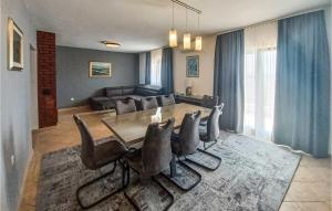 Χώρος καθιστικού στο Nice Home In Kastel Sucurac With Sauna