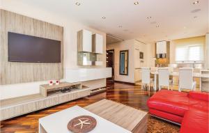 Televízia a/alebo spoločenská miestnosť v ubytovaní Cozy Apartment In Crikvenica With Wifi