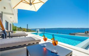 - deux verres à vin sur une table à côté de la piscine dans l'établissement Gorgeous Home In Jesenice With Sauna, à Jesenice 31 autres photos