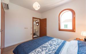 Łóżko lub łóżka w pokoju w obiekcie Three-Bedroom Holiday Home In Vabriga