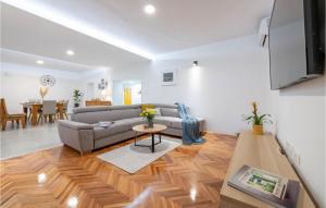 Televízia a/alebo spoločenská miestnosť v ubytovaní 3 Bedroom Villa In Pula
