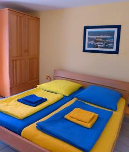 Ein Bett oder Betten in einem Zimmer der Unterkunft Apartments Different Colours