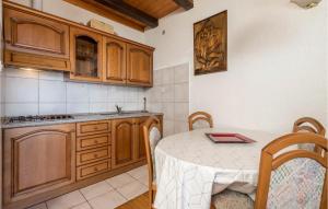 Kuchyňa alebo kuchynka v ubytovaní 2 Bedroom Awesome Apartment In Lovran