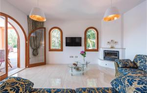 salon z kanapą i kominkiem w obiekcie Three-Bedroom Holiday Home In Vabriga w mieście Vabriga