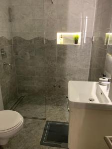 Koupelna v ubytování Knebl Apartman + 15 fotografií
