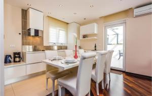 Kuchyňa alebo kuchynka v ubytovaní Cozy Apartment In Crikvenica With Wifi